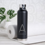 Bouteille D'eau Noir Personnalisé Monogramme Moderne Grand<br><div class="desc">Un grand nom personnalisé et une première lettre en acier inoxydable avec un Monogramme personnalisé, d'apparence professionnelle et élégant, simple et sobre, dans une police sans serif moderne et minimaliste, pour un look professionnel, simple et masculin. Affiché en gris sur une bouteille d'eau métallique noire, les couleurs et les polices...</div>