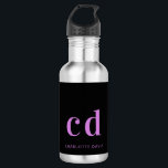 Bouteille D'eau Noir violet nom monogramme moderne<br><div class="desc">Un arrière - plan noir classique. Texte rose violet. Personnalisez et ajoutez vos initiales monographiques et votre nom.</div>