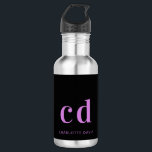 Bouteille D'eau Noir violet nom monogramme moderne<br><div class="desc">Un arrière - plan noir classique. Texte rose violet. Personnalisez et ajoutez vos initiales monographiques et votre nom.</div>