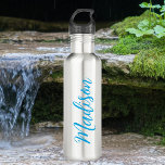 Bouteille D'eau Nom bleu clair dans le script manuscrit personnali<br><div class="desc">Une jolie bouteille d'eau inoxydable monogramme bleu vif et personnalisée pour une fille qui aime les cadeaux simples et écrits à la main. Beau script cursif sur le flanc de votre bouteille qui épelle votre nom dans la typographie cool.</div>