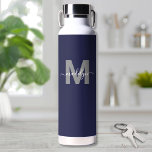 Bouteille D'eau Nom bleu marine Monogramme<br><div class="desc">Créez Votre Propre Marine Personnalisée Blue Initial Script Nom Bouteille d'eau Monogram. Cette bouteille d'eau design et moderne dispose d'un arrière - plan bleu marine profond pour un look élégant et polyvalent. Une initiale douce et grise se trouve au centre avec une finition propre et plate, tandis qu'un nom de...</div>