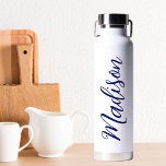 Bouteille D'eau Nom bleu marine Script manuscrit personnalisé<br><div class="desc">Une bouteille d'eau monogramme personnalisée bleu marine tendance pour une fille ou un gars qui aime les cadeaux simples et écrits à la main. Beau script cursif sur le flanc de votre bouteille qui épelle votre nom.</div>