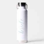 Bouteille D'eau Nom de la mariée de script personnalisé Élégant Ma<br><div class="desc">Script Personnalisé Nom De Mariée Élégante Bouteille D'Eau Mariage Moderne. Un design moderne et minimaliste,  blanc et bleu poussiéreux. N'importe quelle police,  n'importe quelle couleur,  aucun minimum.</div>