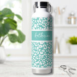 Bouteille D'eau Nom de mignonne tendance<br><div class="desc">Design amusant et tendance avec cet accent motif empreinte de léopard ou poster de animal. Personnalisez cette bouteille d'eau avec un nom, une initiale, ou même un court dicton ou un mot inspirant. Changez les couleurs et la typographie de l'arrière - plan et de la police à tout ce que...</div>
