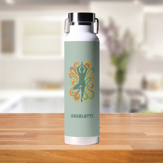 Bouteille D'eau Nom de posture de yoga rétro tourbillons vert saug (Créateur téléchargé)