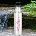Bouteille D'eau Nom des filles roses tendance Script manuscrit per<br><div class="desc">Une jolie bouteille d'eau inoxydable monogramme rose personnalisée pour une fille qui aime les cadeaux simples et écrits à la main. Beau script cursif sur le flanc de votre bouteille qui épelle votre nom.</div>