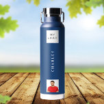 Bouteille D'eau Nom du logo de l'entreprise photo bleu marine<br><div class="desc">Un arrière - plan bleu marine classique. Personnalisez et ajoutez votre logo,  votre nom et une photo de profil. Texte blanc.</div>