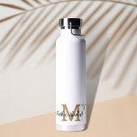 Bouteille D'eau Nom du monogramme initial minimal or<br><div class="desc">Vous recherchez une bouteille d'eau personnalisée cool ? Découvrez cette bouteille d'eau minimal beige moderne Monogramme initial Nom. Vous pouvez le personnaliser très facilement avec votre propre nom et monogramme. Et en bonus,  il y a quelques étoiles de gribouillis supplémentaires. Heureux de customiser !</div>