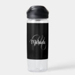 Bouteille D'eau Nom initial de monogramme moderne minimaliste<br><div class="desc">Monogramme moderne minimaliste nom initial noir blanc. Nom personnalisé personnalisable avec une initiale cursive derrière sur une couleur noire.</div>