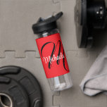Bouteille D'eau Nom initial minimaliste moderne monogramme rouge<br><div class="desc">Monogramme moderne minimaliste nom initial noir blanc. Nom personnalisé personnalisable avec une initiale cursive derrière sur une couleur rouge.</div>