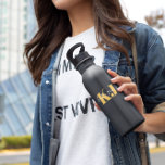 Bouteille D'eau Nom jaune et monogramme | Typographie rétro<br><div class="desc">Design monogrammé tendance. Classé et à la mode, ce tumbler fait l'accessoire parfait. Ajoutez votre libellé personnalisé à cette conception à l'aide des cases "Modifier ce modèle de conception" situées à droite de l'élément, ou cliquez sur le bouton bleu "Customiser" pour arranger le texte, modifier les polices et les couleurs...</div>