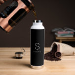 Bouteille D'eau Nom minimal du monogramme noir<br><div class="desc">Bouteille d'eau de nom minimaliste en monogramme noir. Facile à modifier le texte.</div>