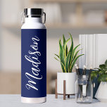 Bouteille D'eau Nom personnalisé Chic Navy en blanc<br><div class="desc">Une bouteille d'eau monogramme personnalisée bleu marine chic pour une fille ou un gars qui aime les cadeaux simples et écrits à la main. Belle écriture blanche cursive sur le côté qui épelle votre nom dans la typographie moderne.</div>