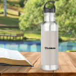 Bouteille D'eau Nom personnalisé élégant minimaliste simple stylé<br><div class="desc">Fabriqué en acier inoxydable, cette bouteille d'eau tendance présente un design élégant et minimaliste. Cliquez simplement sur 'Personnaliser' pour ajouter le nom de votre choix, et il apparaîtra au centre du design sur un fond beige clair de flocons d'avoine. Vous pourrez prévisualiser le résultat avant de passer à la caisse....</div>
