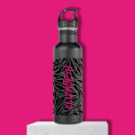 Bouteille D'eau Nom rose chaud chic sur Zebra Print<br><div class="desc">Un élégant flacon d'eau noire présente un motif de rayures de zèbre noir accentué de votre nom en lettres chic rose chaud imprimé verticalement sur l'avant. Créez-vous pour vous-même ou offrez-en un cadeau.</div>