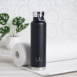 Bouteille D'eau Nom simple élégant Noir moderne<br><div class="desc">Bouteille d'eau noire moderne et simple avec un design minimaliste avec votre dans un script élégant. Un design chic qui conviendra à merveille à une petite fille.</div>