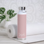 Bouteille D'eau Nom simple Élégant Script moderne Dusty Rose rose<br><div class="desc">Bouteille d'eau rose rose moderne et poussiéreuse,  design simple et minimaliste avec votre nom dans un script élégant. Un design mignon parfait pour une petite fille.</div>