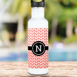 Bouteille D'eau Orange Blanc Chevron Motif Monogramme moderne Bold<br><div class="desc">Ajoutez une sensation de style à votre entraînement avec ce corail audacieux, chic et tendance et blanc avec bouteille d'eau motif en chevron noir et moderne. Customisez cette bouteille en acier inoxydable unique avec votre initiale monogramme. Un grand cadeau pour un ami spécial, ainsi que vous-même! Il suffit de taper...</div>