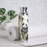 Bouteille D'eau Panda Ours Par Arbre<br><div class="desc">Un mignon ours de panda près d'un arbre avec des feuilles en bambou dans l'aquarelle.</div>