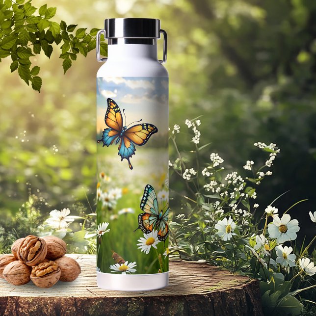 Bouteille D'eau Papillons bleus et oranges fantaisistes dans une p (Water bottle featuring colorful artistic butterflies on a meadow with daisies on a sunny spring day)