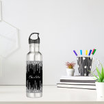 Bouteille D'eau Parties scintillant argent noir goutte nom monogra<br><div class="desc">Un arrière - plan noir élégant avec d'élégantes gouttes de parties scintillant faux argent,  la peinture goutte à goutte. Personnalisez et ajoutez votre nom. Le nom est écrit avec un script de style à la main blanc.</div>