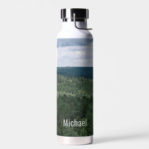Bouteille D'eau Paysage forestier nordique au-dessus des arbres av