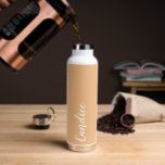Bouteille D'eau Peach Mariage personnalisé Bridesmaid<br><div class="desc">Offrez à votre femme de chambre ou femme d'honneur mariage cette bouteille d'eau isolée à la mode et sous vide qui porte son nom en blanc stylisé sur un arrière - plan couleur pêche conçu pour correspondre à votre schéma de couleurs mariages. Personnalisez la bouteille en modifiant et en remplaçant...</div>
