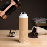Bouteille D'eau Peach Modern Typography Personnalisée<br><div class="desc">Bouteille d'eau tendance, isolée sous vide, avec nom personnalisé en blanc, typographie moderne sur un arrière - plan couleur pêche. Personnalisez la bouteille en modifiant le nom et en remplaçant le nom par le vôtre. Parfait pour un cadeau d'anniversaire, cadeau de marionnettiste mariage, etc. Sélectionnez votre style de bouteille d'eau....</div>