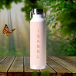 Bouteille D'eau Peach nom fille moderne simple<br><div class="desc">Arrière - plan de couleur pêche douce. Personnalisez et ajoutez votre nom. Posez des lettres colorées.</div>