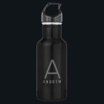 Bouteille D'eau Personnalisé Moderne Simple Noir Gris Monogramme<br><div class="desc">Nom personnalisé et lettre initiale Bouteille d'eau en acier inoxydable avec un Monogramme personnalisé dans une police sans serif moderne et minimaliste à la mode pour un look simple mais sophistiqué et masculin. Affiché en gris sur une bouteille d'eau métallique noire, les couleurs et les polices de texte peuvent être...</div>