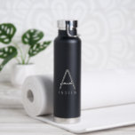 Bouteille D'eau Personnalisé Moderne Simple Noir Gris Monogramme W<br><div class="desc">Nom personnalisé et lettre initiale Bouteille d'eau en acier inoxydable avec un Monogramme personnalisé dans une police sans serif moderne et minimaliste à la mode pour un look simple mais sophistiqué et masculin. Affiché en gris sur une bouteille d'eau métallique noire, les couleurs et les polices de texte peuvent être...</div>
