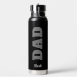 Bouteille D'eau Personnalisé Papa Bold Black Grey White Typographi<br><div class="desc">Personnalisé Papa Bold Black Grey White Typography Water Bottle est parfait pour les papas qui aiment être dans la salle de sport. Il a un design moderne minimaliste avec un arrière - plan noir et de grandes lettres grises en gras avec l'orthographe "papa". Le nom est en écriture de script...</div>