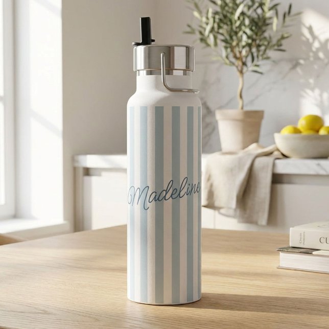 Bouteille d'eau personnalisée avec rayure bleue et (Custom water bottle with blue and white vertical stripes and the name Madeline in elegant script)
