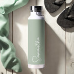 Bouteille d'eau personnalisée Sage Green et White<br><div class="desc">Restez élégant et hydraté avec ces bouteilles d'eau verte sauge, avec votre nom manuscrit personnalisé dans un élégant script blanc sur un arrière - plan moderne chic. Cette bouteille isolée personnalisée est parfaite pour garder les boissons froides en été et chaudes en hiver, ce qui en fait un cadeau mignon...</div>