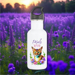 Bouteille D'eau Pétales et Purr Cute Chat et jolies Fleurs<br><div class="desc">Jolie aquarelle style art de l'air avec un mignon chat tabby entouré de fleurs roses et violettes. Citation dit,  "Pétales dans Purr".</div>
