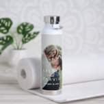 Bouteille D'eau Photo Mariage simple moderne<br><div class="desc">Bouteille d'eau photo moderne avec un design simple mais élégant avec vos noms et date mariage sur votre photo préférée. Cette mignonne bouteille d'eau fait un grand cadeau pour un couple récemment engagé ou un couple marié pour leur premier anniversaire.</div>