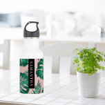 Bouteille D'eau Pink & Green Palm Feuille Motif & nom<br><div class="desc">Le Tropical Pink & Green Palm Feuille motif est un design dynamique et animé qui intègre des éléments de la nature et une esthétique tropicale. La motif présente des feuilles de palmiers luxuriants dans les tons rose et vert, créant un contraste saisissant et une apparence globale attrayante.Globalement, le motif Feuille...</div>