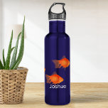 Bouteille D'eau Poisson d'or de natation personnalisée<br><div class="desc">Le poisson rouge nage à travers l'eau bleue profonde avec votre nom.</div>