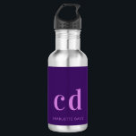 Bouteille D'eau Pomme rose monogramme initiales nom moderne<br><div class="desc">Un arrière - plan violet profond. Texte de couleur rose. Personnalisez et ajoutez vos initiales monographiques et votre nom.</div>