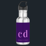Bouteille D'eau Pomme rose monogramme initiales nom moderne<br><div class="desc">Un arrière - plan violet profond. Texte de couleur rose. Personnalisez et ajoutez vos initiales monographiques et votre nom.</div>
