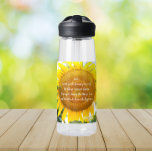 Bouteille D'eau Prière de sérénité Fleur de tournesol jaune Floral<br><div class="desc">Restez trempé partout où vous allez avec cette bouteille d'eau en plastique clair qui présente l'image d'une fleur de soleil jaune vif ainsi que les mots inspirants de la prière de sérénité imprimée en écriture blanche et stylisée. Sélectionnez la taille et la couleur de votre bouteille d'eau. REMARQUE : Conception...</div>