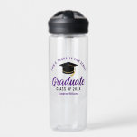 Bouteille D'eau Purple Graduate personnalisé cadeau de diplôme<br><div class="desc">Cette bouteille d'eau moderne violet et noire personnalisée pour diplômés de deuxième cycle comprend votre nom de lycée ou de collège pour la classe de 2025. Customisez avec votre année de graduation sous le script manuscrit chic et le casquette noir grad pour une grande fête de graduation personnalisée faveur cadeau....</div>
