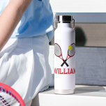 Bouteille D'eau Racquet de tennis rouge noir blanc personnalisé<br><div class="desc">Tennis deux raquettes et boule design en bouteille d'eau sportive rouge,  jaune et noir,  personnalisez avec votre propre nom,  entraîneur ou club de tennis. Art graphique original et design par Sarah Trett pour www.mylittleeden.com</div>