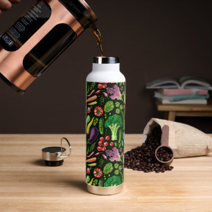 Bouteille D'eau Récolte de légumes et d'herbes sur le noir