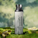 Bouteille D'eau Romantic Mountain Forest Trees Mariage Bridesmaid<br><div class="desc">Romantic Mountain Forest Trees Mariage Bridesmaid Bouteille d'eau. Un cadeau parfait pour les demoiselles d'honneur. Le design a une belle romantique forêt misty arbres arrière - plan avec de jolies fleurs violettes avec le nom écrit dans une jolie police. Parfait pour un mariage à thème de forêt de montagne. Customisez-les...</div>