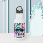 Bouteille D'eau Rose | Nom d'enfant Motif de dinosaures colorés<br><div class="desc">Personnalisez cette jolie bouteille d’eau à thème dinosaure avec le nom de votre enfant en lettres blanches pour une touche personnalisée cool ! Créé spécialement pour les filles amateurs de dinosaures, ce design coloré présente des illustrations de dinosaures rose, violet et vert menthe sur un arrière - plan rose pâle....</div>