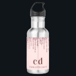 Bouteille D'eau Rose or rose parties scintillant gouttes nom monog<br><div class="desc">Un arrière - plan d'or rose avec de l'or rose élégant,  des gouttes de parties scintillant rose faux,  look goutte à goutte de peinture. Texte de couleur or rose foncé. Personnalisez et ajoutez vos initiales monographiques et votre nom.</div>