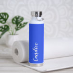 Bouteille D'eau Royal Blue Mariage personnalisé Bridesmaid<br><div class="desc">Offrez à votre femme de chambre ou à votre femme d'honneur mariage cette bouteille d'eau isolée à la mode et sous vide qui porte son nom en blanc stylisé sur un arrière - plan de couleur bleu royal conçu pour correspondre à votre schéma de couleurs mariages. Personnalisez la bouteille en...</div>