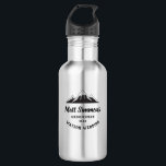 Bouteille D'eau Rustic Mountain Mariage Groomsman Cadeau Cool mode<br><div class="desc">Cadeau cool pour vos groomsmen : Cette bouteille d'eau en acier inoxydable avec un design de chaîne de montagnes rustique moderne,  votre nom personnalisé et l'année du mariage ainsi que les noms de l'événement.</div>