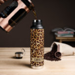 Bouteille D'eau Rustic Texture Empreinte de léopard Ajouter un nom<br><div class="desc">Peaux Empreintes de léopard modernes dans les tons terre avec une texture rustique. Un design de mode poster de animal unisexe et design qui est toujours dans le style. Prêt à être personnalisé avec votre nom sur une bannière. Cliquez pour customiser plus loin si vous souhaitez modifier la couleur, la...</div>